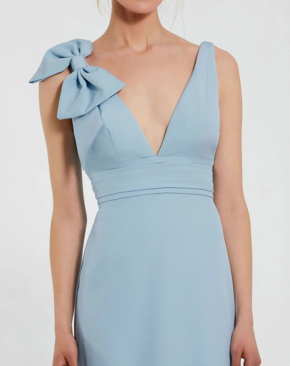 FISHTAIL GOWN WITH V-NECK AND BOW Light Blue