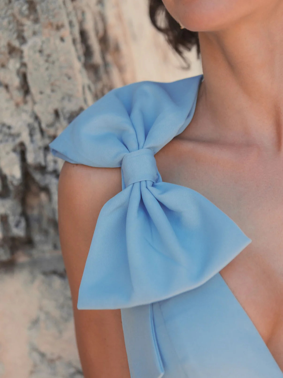 FISHTAIL GOWN WITH V-NECK AND BOW Light Blue